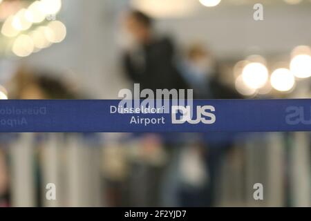 Düsseldorf, Deutschland. März 2021, 14th. Vor einem Check-in-Schalter in der Abflughalle des Düsseldorfer Flughafens hängt ein Sperrband mit der Aufschrift des Düsseldorfer Flughafens (DUS). Kredit: David Young/dpa/Alamy Live Nachrichten Stockfoto