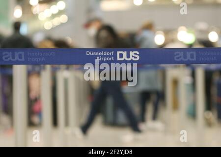 Düsseldorf, Deutschland. März 2021, 14th. Vor einem Check-in-Schalter in der Abflughalle des Düsseldorfer Flughafens hängt ein Sperrband mit der Aufschrift des Düsseldorfer Flughafens (DUS). Kredit: David Young/dpa/Alamy Live Nachrichten Stockfoto