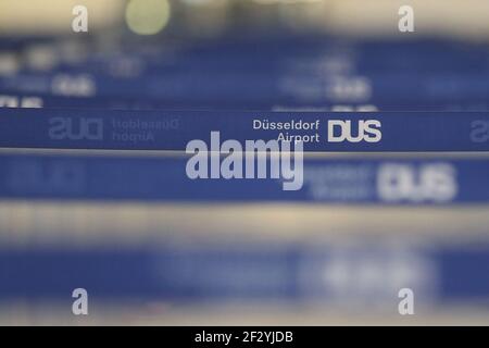Düsseldorf, Deutschland. März 2021, 14th. Vor einem Check-in-Schalter in der Abflughalle des Düsseldorfer Flughafens hängt ein Sperrband mit der Aufschrift des Düsseldorfer Flughafens (DUS). Kredit: David Young/dpa/Alamy Live Nachrichten Stockfoto