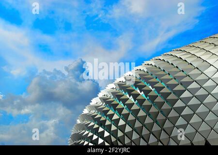 Eine ikonische metallverkleidete Kuppel der Esplanade-Theater an der Bucht, isoliert von einem reichen tropischen Himmel in Marina Bay, Singapur Stockfoto