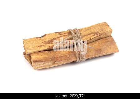 Palo Santo Baumstäbchen isoliert auf weißem - heiligem Weihrauchbaum aus Lateinamerika. Meditation, geistige Gesundheit und persönliches Erfüllungskonzept. Selektiv Stockfoto
