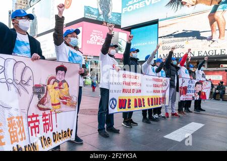 New York, Usa. März 2021, 13th. Mitglieder der Partei für Demokratie in China veranstalteten eine Kundgebung, die Demokratieänderungen in China und Hongkong auf dem Times Square forderte. (Foto von Lev Radin/Pacific Press) Quelle: Pacific Press Media Production Corp./Alamy Live News Stockfoto