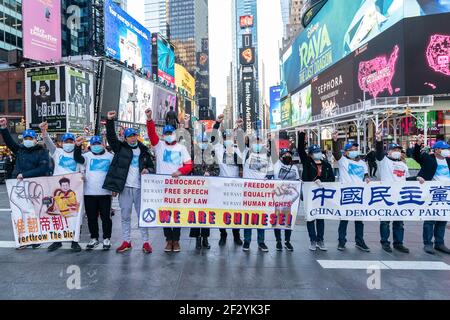 New York, Usa. März 2021, 13th. Mitglieder der Partei für Demokratie in China veranstalteten eine Kundgebung, die Demokratieänderungen in China und Hongkong auf dem Times Square forderte. (Foto von Lev Radin/Pacific Press) Quelle: Pacific Press Media Production Corp./Alamy Live News Stockfoto