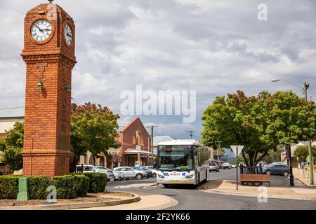 Stadtzentrum von Mudgee und der Uhrturm am Kreisverkehr, Mudgee, Australien Stockfoto