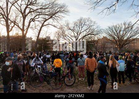 Washington, DC, USA, 13. März 2021. Im Bild: Hunderte von Menschen kamen zu einer Kerzenlicht-Mahnwache für Breonna Taylor im Malcolm X Park. Die Mahnwache markiert den einjährigen Jahrestag von Taylors Ermordung durch Polizeibeamte von Louisville und forderte, dass sie für ihren Tod zur Verantwortung gezogen werden. Kredit: Allison C Bailey/Alamy Live Nachrichten Stockfoto