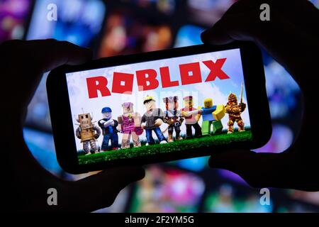 LONDON, UK - März 2021: Person mit einem Smartphone mit Roblox-Spiel-Logo Stockfoto