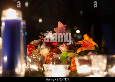 Washington, DC, USA, 13. März 2021. Im Bild: Blumen und Kerzen an der Gedenkstätte während einer Kerzenlicht-Mahnwache für Breonna Taylor. Die Mahnwache markiert den einjährigen Jahrestag von Taylors Ermordung durch Polizeibeamte von Louisville und forderte, dass sie für ihren Tod zur Verantwortung gezogen werden. Kredit: Allison C Bailey/Alamy Live Nachrichten Stockfoto