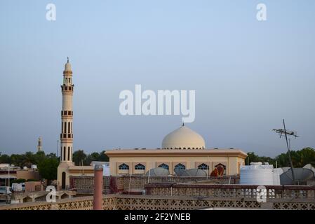 Blick vom Dach auf eine alte Moschee in der Stadt Stockfoto