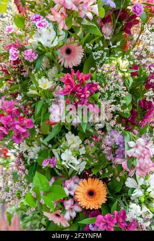 Schöner Strauß von fertigen Blumen. Bunte verschiedene Arten von Blumen werden in riesigen Blumensträußen gesammelt. Hortensien, Rosen, Gerberas, Chrysanthemen Stockfoto