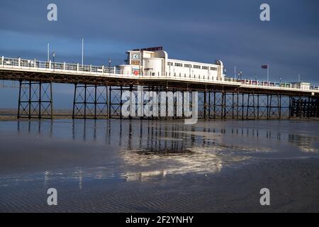 Reflections of Worthing Pier erbaut in viktorianischen Zeiten und ein dramatisches Wahrzeichen in der späten Nachmittagssonne. Stockfoto