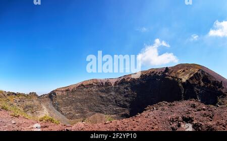 Vesuv in Süditalien an einem sonnigen Tag, Vulkankrater neben Neapel im Sommer. Stockfoto