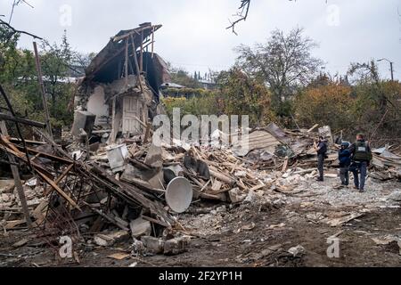 STEPANAKERT, BERG-KARABACH - NOVEMBER 06: Russische Fotojournalisten fotografieren Wracks eines Wohnhauses, das am 06. November 2020 durch einen aserbaidschanischen Militärschlag in Stepanakert, Berg-Karabach zerstört wurde. Die Kämpfe zwischen Armenien und Aserbaidschan um Berg-Karabach in der selbsternannten Republik Arzakh, einem Teil der Republik Aserbaidschan, brachen Ende September in einen sechswöchigen Krieg mit beiden Ländern auf, die sich gegenseitig der Provokation beschuldigten, die Tausende Tote hinterließ. Stockfoto