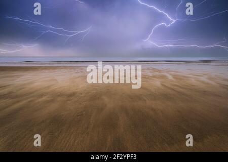 Fußabdrücke auf leeren Strand Sommerlandschaft Stockfoto