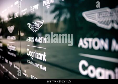 Branding in der Garage, Aston Martin F1, während der Testtage vor der Saison in Sakhir, Bahrain, März 12th 2021 NUR REDAKTIONELL! Aston Martin über Kolvenbach Stockfoto