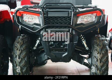 quad Bike im Laden. Vorderansicht Stockfoto