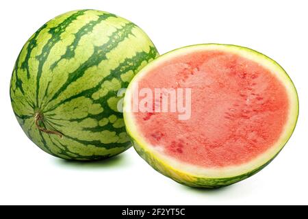 Ganze und halbe Wassermelone auf weißem Hintergrund Stockfoto