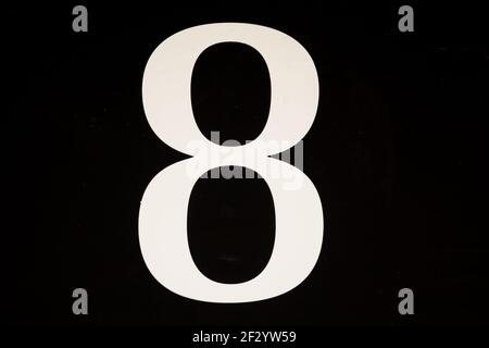 Kontrastreiche schwarz-weiße Schilder mit der Schablonenzahl Acht - 8 - in einem Nahaufnahme Vollformat Anzeigen Stockfoto
