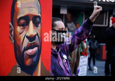 New York, USA. März 2021, 13th. Eine Protesterin gestikulierte während der Demonstration.zum einjährigen Jahrestag der Schüsse von Breonna Taylor in ihrer Residenz versammelten sich Demonstranten am Times Square. Taylor, ein Techniker in der Notaufnahme, wurde am 13. März 2020 während einer verpfuschten Polizeirazzia getötet, bei der die Polizei behauptet, dass Taylors' Freund den ersten Schuss abgefeuert habe, nachdem die Beamten sich selbst angekündigt hatten und einen Offizier verwundeten. Kredit: SOPA Images Limited/Alamy Live Nachrichten Stockfoto