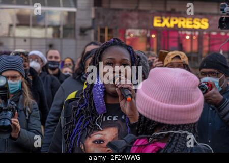 New York, Usa. März 2021, 13th. Ein Aktivist spricht zu den Protestierenden während eines Breonna Taylor Protestes am Times Square in New York City.Hunderte von Menschen versammelten sich am Times Square, um sich an Breonna Taylor zu erinnern. Frau Taylor wurde vor einem Jahr am 13. März 2020 von Louisville, Kentucky Police, getötet. (Foto von Ron Adar/SOPA Images/Sipa USA) Quelle: SIPA USA/Alamy Live News Stockfoto