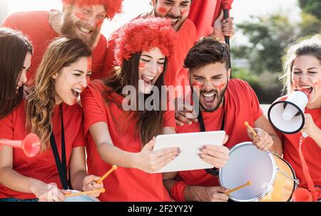 Freunde Fußball-Fans beobachten Fußballspiel-Ereignis auf mobilen digitalen Tablet - Junge verrückte Menschen mit Spaß Unterstützung Club auf Sport-Weltmeisterschaft Stockfoto