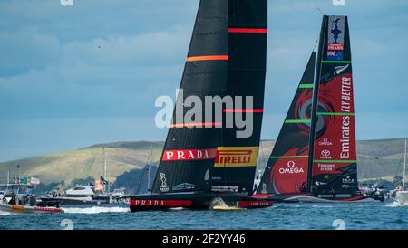 Auckland, Neuseeland, 14. März 2021 - am 4. Tag des America's Cup 36th wurde wegen leichtem Wind das Rennen verschoben. Challenger Luna Rossa Prada Pirelli und Emirates Team New Zealand üben auf der Strecke, die nicht genug Wind für den Rennsport produzieren, gefolgt von ihren Hilfsbooten. Kredit: Rob Taggart/Alamy Live Nachrichten Stockfoto