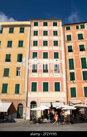 Kleine Geschäfte am Meer Spaziergang in Camogli, Ligurien. Die Stadt ist voll von kleinen traditionellen Geschäften, die traditionelle italienische Waren verkaufen Stockfoto