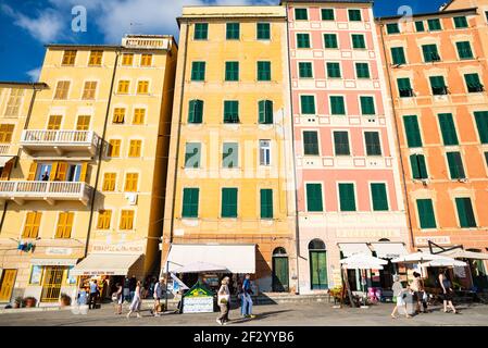 Kleine Geschäfte am Meer Spaziergang in Camogli, Ligurien. Die Stadt ist voll von kleinen traditionellen Geschäften, die traditionelle italienische Waren verkaufen Stockfoto