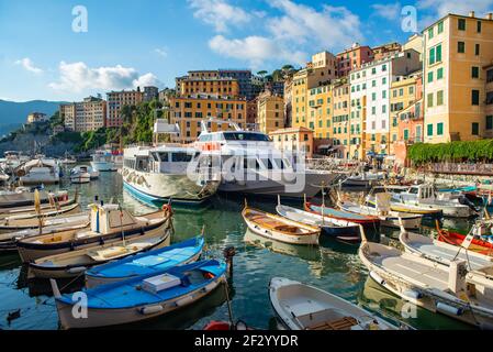 Der Hafen ist das Herz der malerischen Stadt Canogli, im östlichen Teil von Ligurien, Italien. Es ist ein kleiner Hafen, der mit traditionellen Booten überfüllt ist Stockfoto