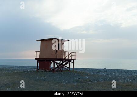 Batumi, Georgia - 25. März 2016: Rettungsschwimmerposten am Strand von Batumi Stockfoto