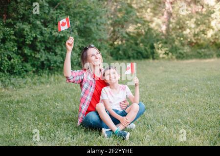 Familie Mutter mit Sohn feiert nationalen Kanada-Tag am 1st. Juli. Kaukasische Mutter mit Kind Junge winken kanadischen Fahnen. Stolze Bürger feiern Stockfoto