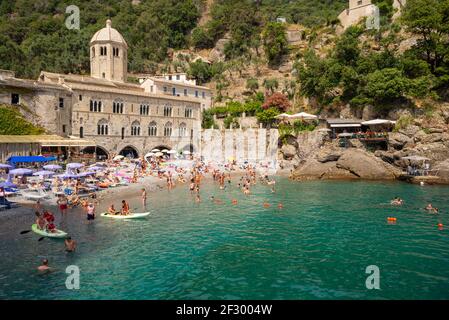 Der Strand von San Fruttuoso befindet sich direkt unter der alten mittelalterlichen Abtei, einem Ort der touristischen Attraktion, die nur mit dem Boot oder durch eine Wanderung erreicht werden kann Stockfoto