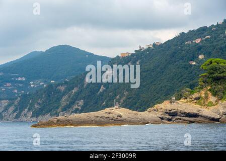 Der seltsame Felsen, der Punta Chiappa in der Nähe der Stadt genannt wird Camogli kann nur mit dem Boot oder mit einem erreicht werden Lange Wanderung Stockfoto