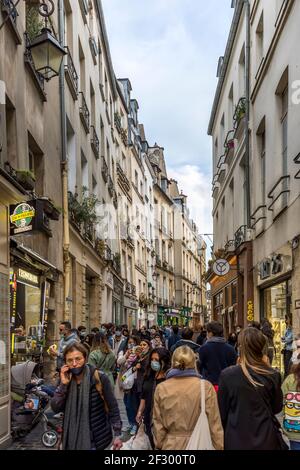 Paris, Frankreich - 21. Februar 2021: Jüdisches Viertel von Le Marais während der Pandemie von Covid-19. Die Rue des Rosiers ist ein bedeutendes Zentrum der Pariser Jüdischen Gemeinde Stockfoto