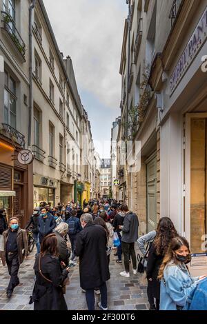 Paris, Frankreich - 21. Februar 2021: Jüdisches Viertel von Le Marais während der Pandemie von Covid-19. Die Rue des Rosiers ist ein bedeutendes Zentrum der Pariser Jüdischen Gemeinde Stockfoto