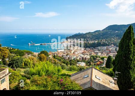 Fernansicht der Stadt Santa Margherita Ligure, Italien, von einem hohen Aussichtspunkt aus gesehen Stockfoto