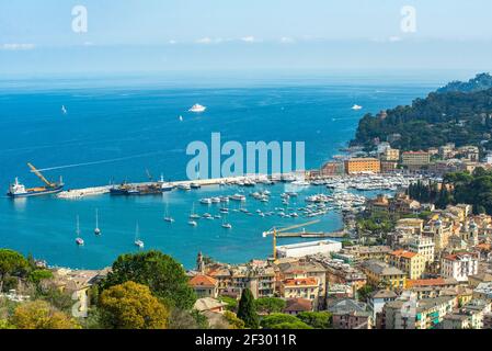 Santa Margherita Ligure und seine hrabour im Herzen der Stadt. Fernsicht, hoher Aussichtspunkt Stockfoto