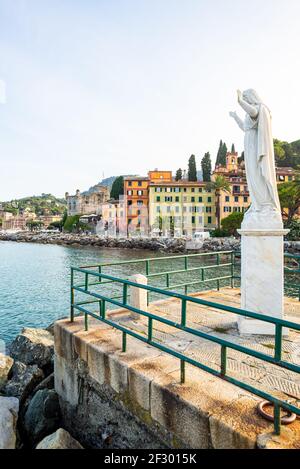 Die Statue von Santa Margherita schützt den Hafen von Santa Margherita Ligure in Italien Stockfoto