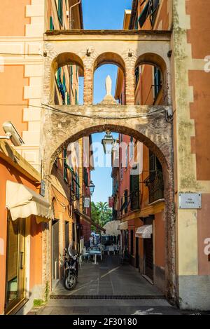Typische italienische Markstraße im Zentrum von Santa Margherita Ligure, touristische Stadt in der östlichen Seite von Ligurien Stockfoto