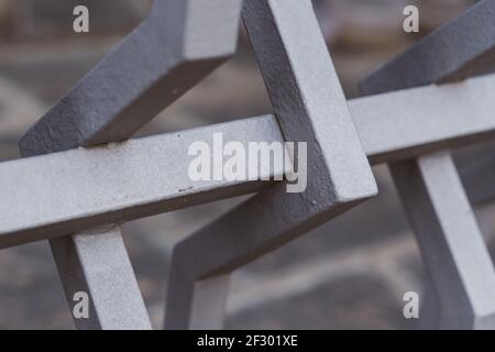 Minimalistische Geometrie im Kontrast zu verdrehtem weißem Eisen, Details der urbanen Landschaft, die uns anonym umgeben. Stockfoto