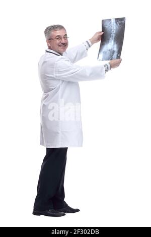 Lächelnder Arzt, der auf den Röntgenstrahl des Patienten schaut. Isoliert auf weißem Hintergrund Stockfoto