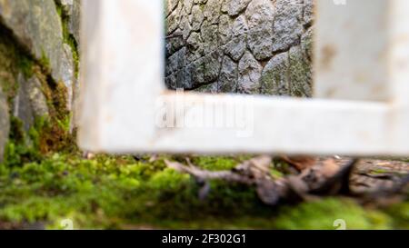 Minimalistische Geometrie im Kontrast zu verdrehtem weißem Eisen, Details der urbanen Landschaft, die uns anonym umgeben. Stockfoto