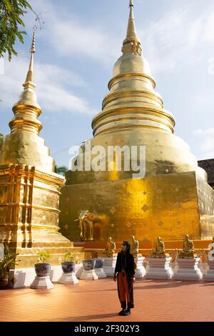 Reisende thai Frauen Menschen reisen besuchen Respekt beten buddha gott Engelgottheit und Reliquien in goldener Chedi Stupa im Wat Phra Singh Woramahawihan Templ Stockfoto