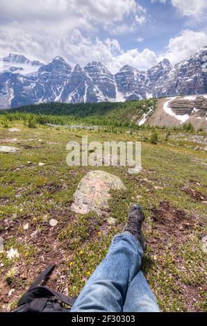 Entspannter Wanderer mit Blick auf die Rocky Mountains, nahe Moraine Lake und Lake Louise, Alberta, Kanada Stockfoto