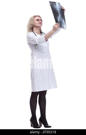 Ärztin beim Betrachen eines Röntgenstrahls. Isoliert auf einem weißen Stockfoto