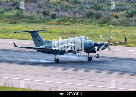 Cuzco, Peru - 2. Februar 2019: Flugzeug von Ejercito del Peru Beechcraft am Flughafen Cuzco (CUZ) in Peru. Stockfoto