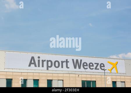 Weeze, Deutschland - 23. Juni 2019: Logo des Flughafen Weeze Niederrhein (NRN) in Deutschland. Stockfoto