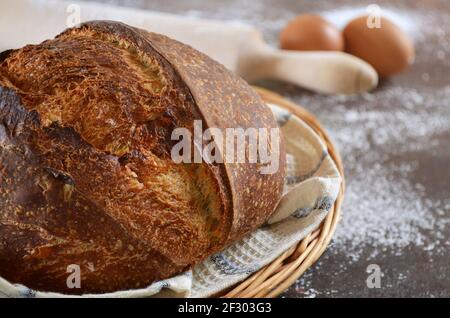 Frisch gebackenes selbstgebackenes Sauerteigbrot mit einer knusprigen Kruste Nahaufnahme, selektiver Fokus. Stockfoto