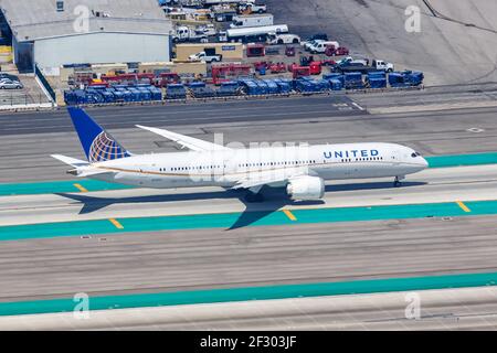 Los Angeles, Kalifornien - 14. April 2019: Luftaufnahme eines Boeing 787-9 Dreamliners von United Airlines am Flughafen Los Angeles (LAX) in den Vereinigten Staaten Stockfoto