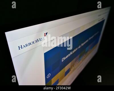 High-Angle-Ansicht der Business-Webseite mit Logo der amerikanischen Private-Equity-Gesellschaft HarborVest Partners LLC auf dem Monitor. Fokus oben links auf dem Bildschirm. Stockfoto