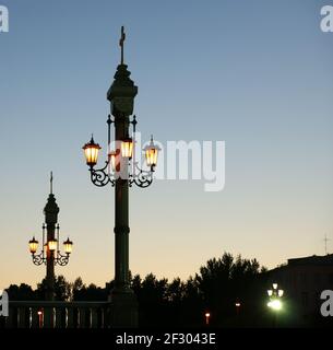 Straßenbeleuchtung in der Nähe der Christ the Saviour Cathedral, Moskau, Russland Stockfoto